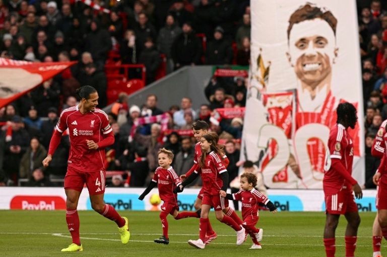 Les enfants de Jota, mascottes d'un hommage poignant de Liverpool et des Wolves