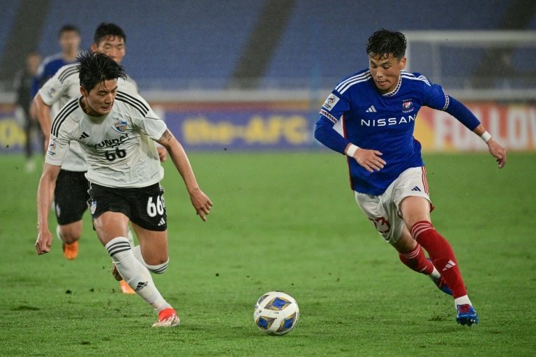 Harry Kewell's Yokohama F-Marinos set up an Asian Champions League final showdown with Al Ain after beating Ulsan Hyundai 5-4 on penalties to win a pulsating semi-final on Wednesday.