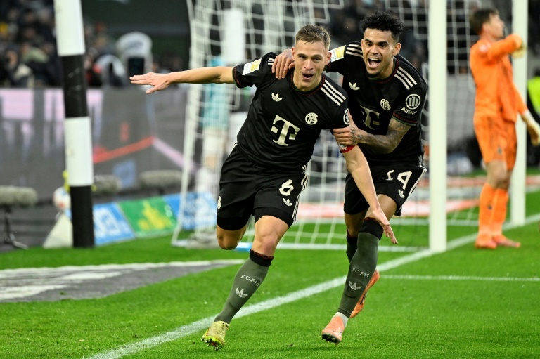 Bayern move past 10-man Gladbach to stay five clear