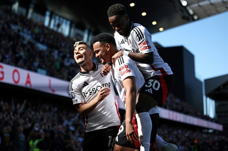 Fulham end Liverpool unbeaten league run to delay title party