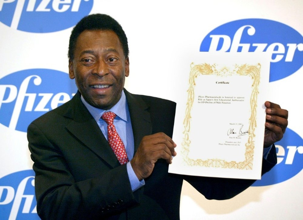 Pele made millions by endorsing both Visa and Mastercard. AFP