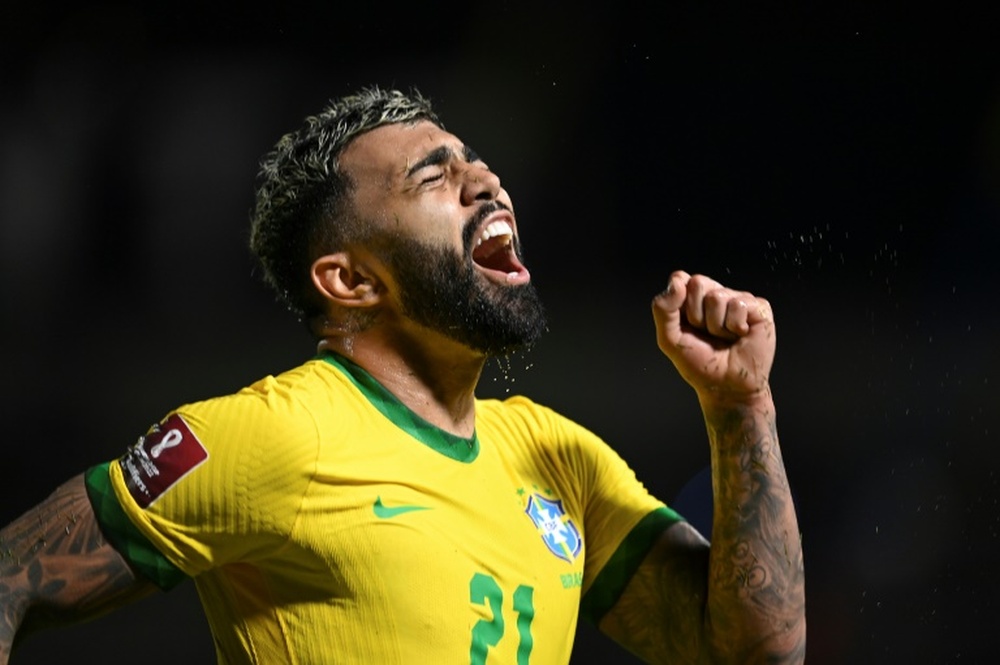 Late Barbosa penalty helps preserve Brazil's winning start