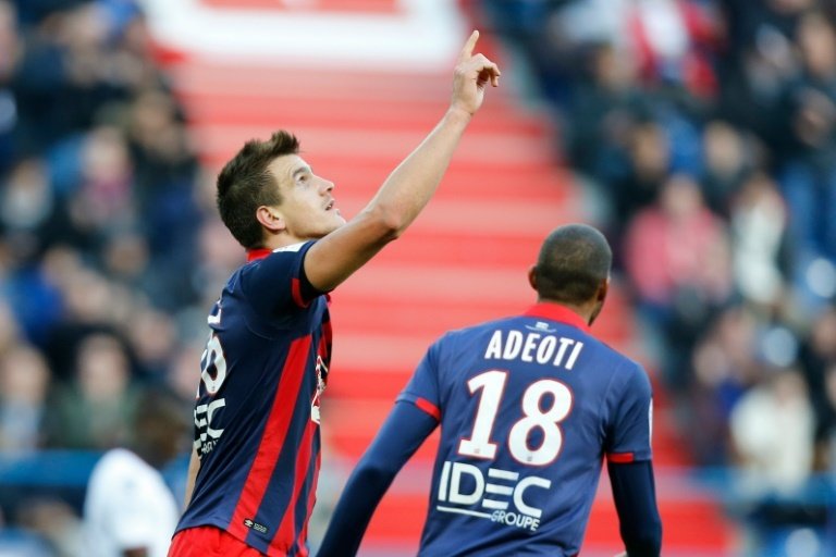 Leaders Nice edged by disputed Caen penalty