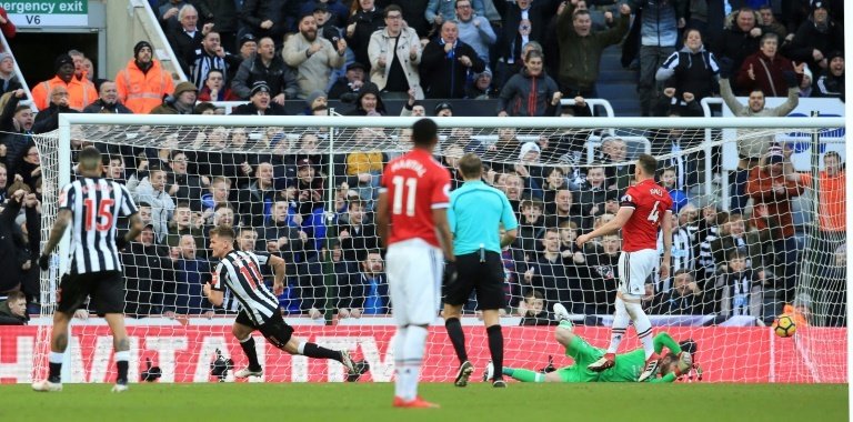 Mourinho refuses to slam Smalling over costly dive