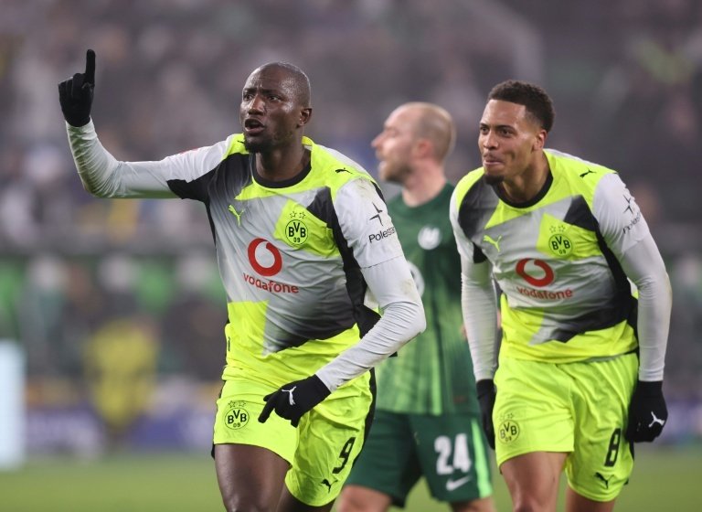 Guirassy marca no final e Dortmund reduz vantagem do Bayern na Bundesliga