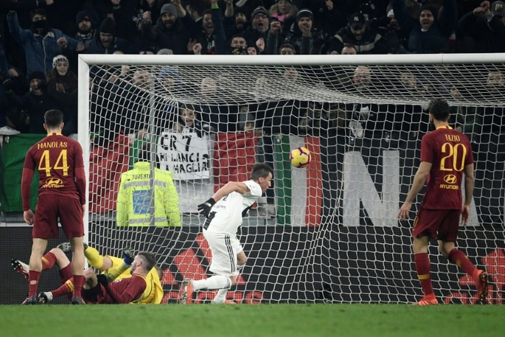 Mandzukic on target as Juventus pile misery on Roma. Goal