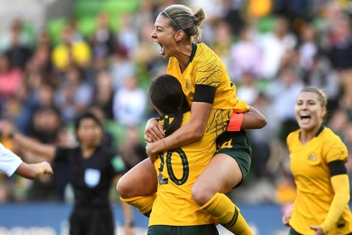 Australian women footballers to get same base pay as men