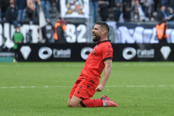 Delort hits late winner for Nice at Angers