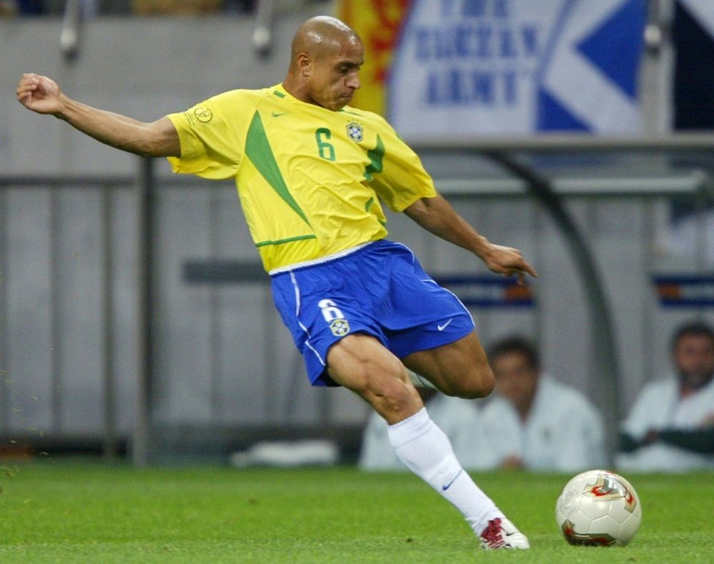 Brazil football great Carlos to play for English pub team