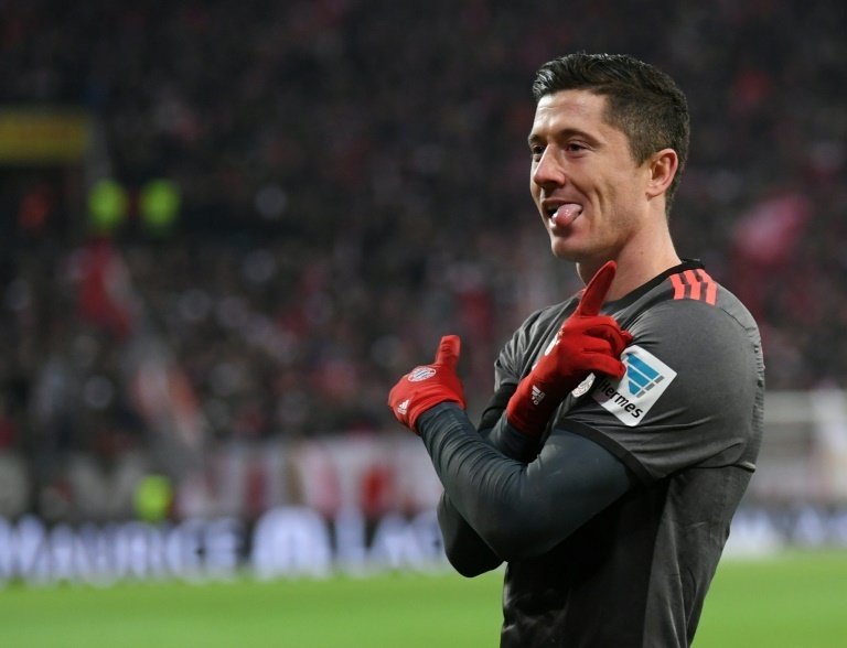 Lewandowski puts Bayern Munich back on top