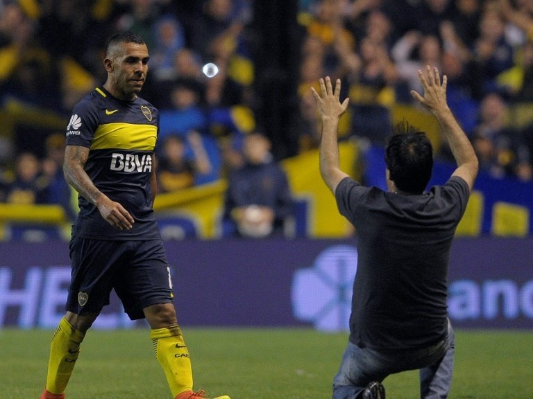 Former Manchester United, Manchester City and Boca Juniors striker Carlos Tevez (L) has signed to Shanghai Shenua