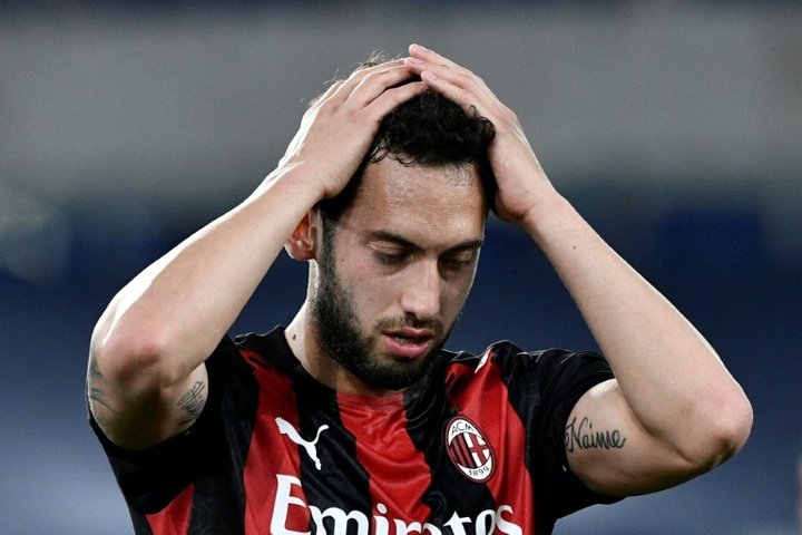 Calhanoglu completes short move from Milan to Inter