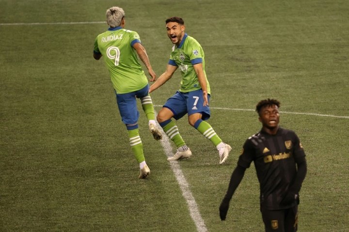 Seattle Sounders roll on, Nashville, New England record upsets