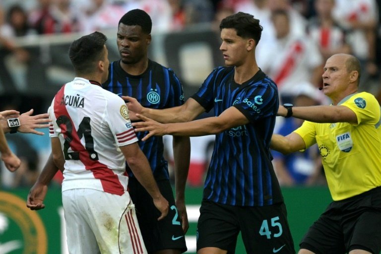 'Battle of Seattle' as Inter defeat nine-man River to advance