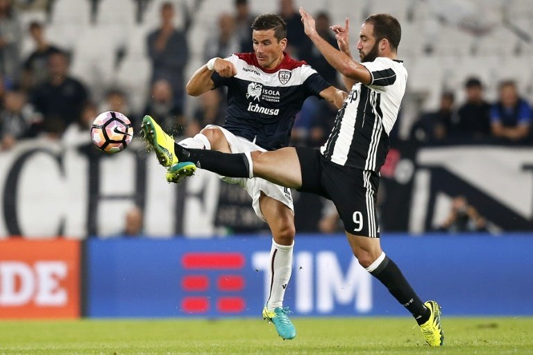 Gonzalo Higuain (L) vies with Simone Padoin. AFP