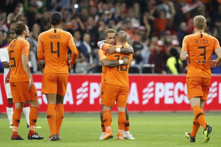 Depay bags double in Dutch win as Sneijder bows out