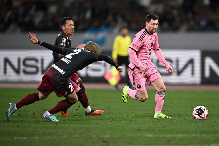 Messi wows Tokyo fans in friendly defeat by Vissel Kobe