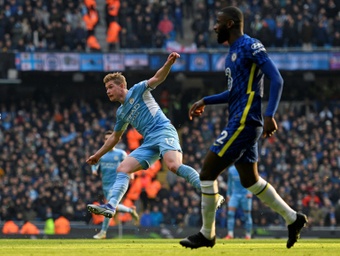 Kevin de Bruyne (C) gave Man City a 1-0 win over Chelsea. AFP