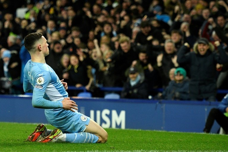 ï»¿City scrape beyond a defiant Everton to extend lead on the pinnacle
