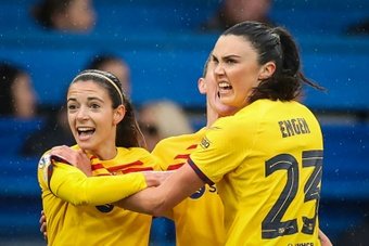 Holders Barcelona booked their place in the Women's Champions League final with a controversial 2-0 win against Chelsea in the semi-final second leg on Saturday.