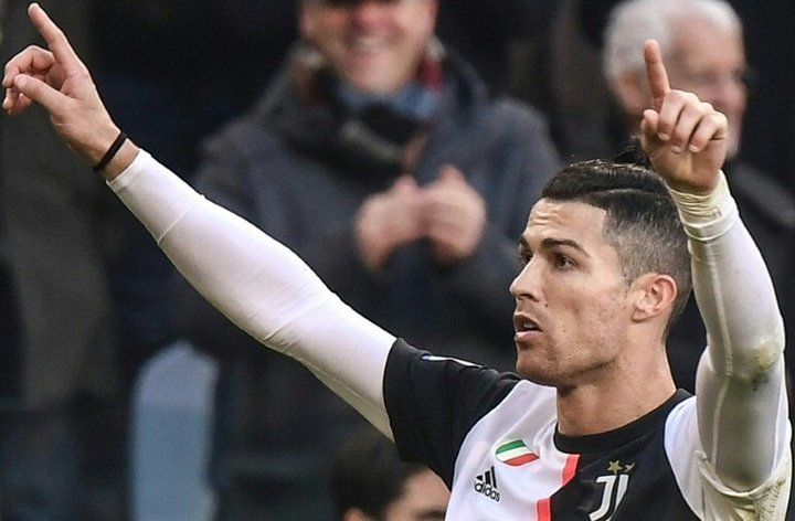 Ronaldo penalty double gives Juve win, Lazio go second
