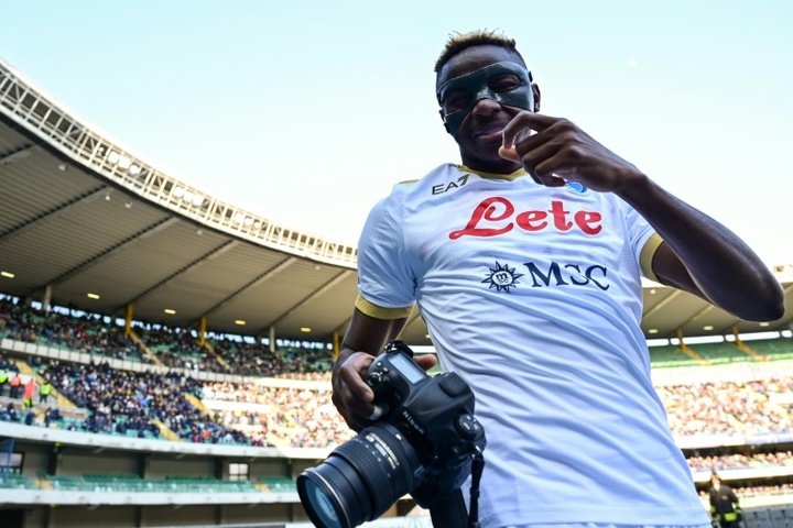Osimhen brace sinks Verona and keeps Napoli on Milan's tail