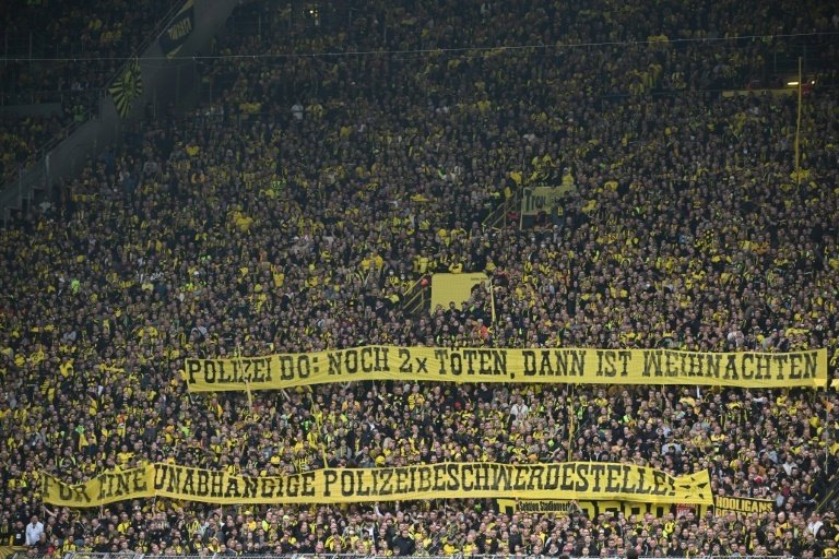 Fjernelse kokain udskille Dortmund fans with banners targeting police brutality and Qatar World Cup