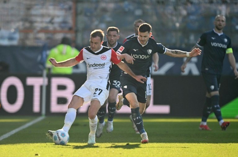 Frankfurt beat Bochum to boost Champions League bid