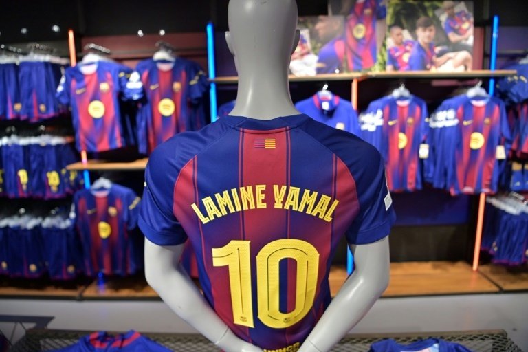 Lamine Yamal s'empare du maillot numéro 10 du club, porté auparavant par la légende Lionel Messi. AFP