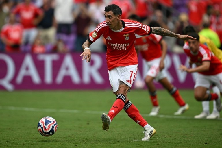 Benfica romped to a 6-0 win over Auckland City on Friday in a Club World Cup match in Orlando which suffered a long weather delay, with Angel Di Maria netting two penalties.