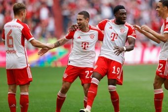 Bayern Munich defender Raphael Guerreiro struck a brilliant second-half goal and Thomas Mueller scored late to beat Cologne 2-0 on Saturday, delaying Bayer Leverkusen's Bundesliga title party to Sunday at the earliest.