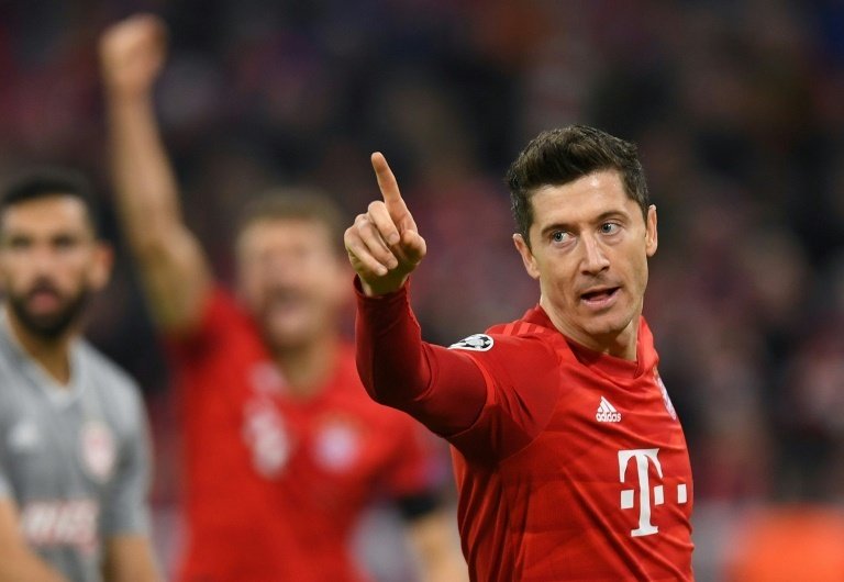 Lewandowski helps fire Bayern into Champions League last 16