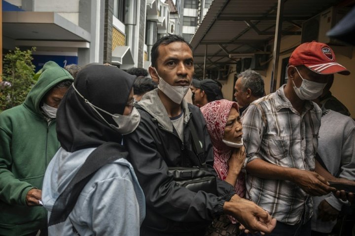Relatives, survivors grieve at Indonesian hospital after stadium stampede