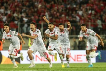 Stand-in Wydad Casablanca goalkeeper Youssef el Motie starred as the CAF Champions League title-holders scraped into the semi-finals with a 4-3 victory on penalties over Simba of Tanzania.