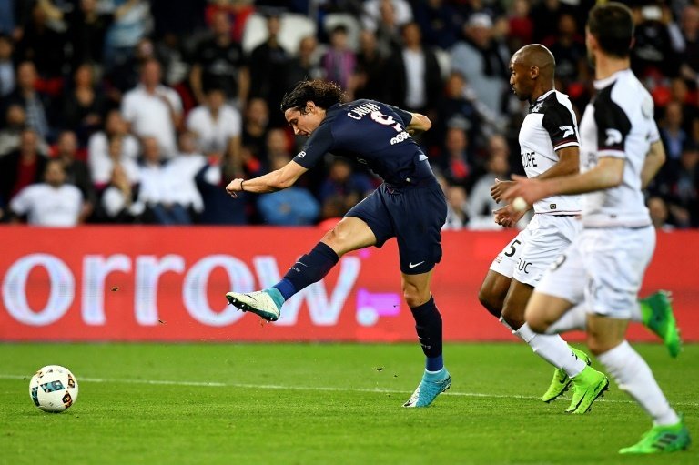 Cavani ensures PSG stay in touch with Monaco