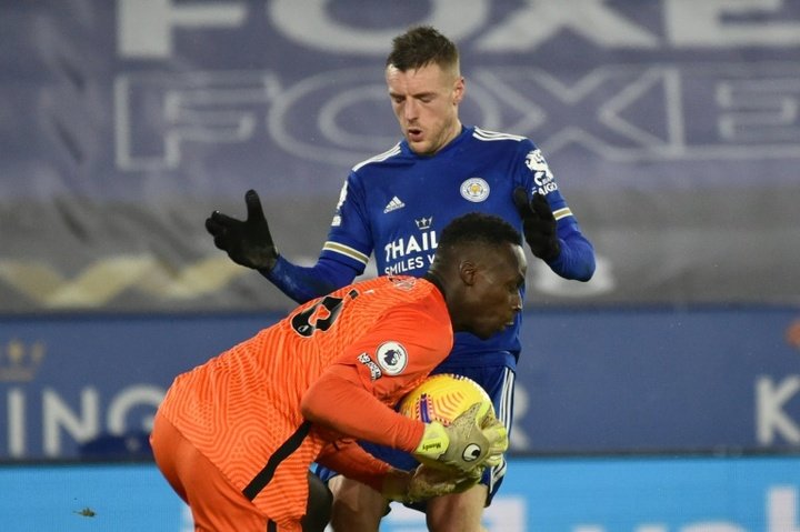 Title-chasing Leicester suffer Vardy blow