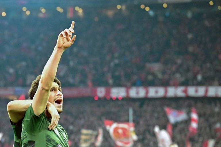 Rodgers vows to stay with Celtic after Scottish title triumph