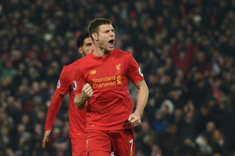 Liverpool go top as Aguero lifts Man City