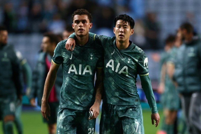 Brennan Johnson (L) scored Tottenham's winner in a 2-1 victory at Coventry. AFP