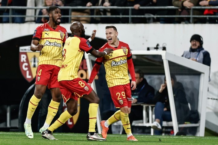 Lens beat Strasbourg keeping pressure on PSG