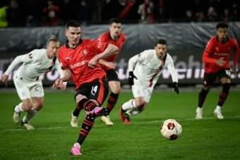 AC Milan overcame a spirited Rennes 5-3 on aggregate despite a 3-2 loss in Thursday's second leg to reach the Europa League last 16, where they will be joined by fellow former European champions Benfica.