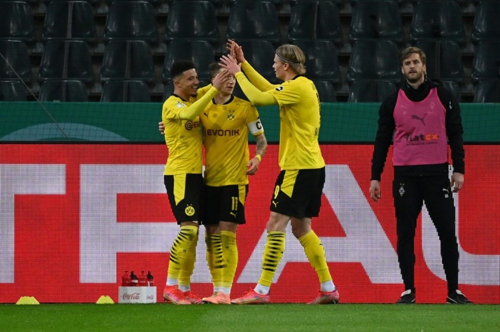 Jadon Sancho (L) celebrates his winning goal for Borussia Dortmund. AFP