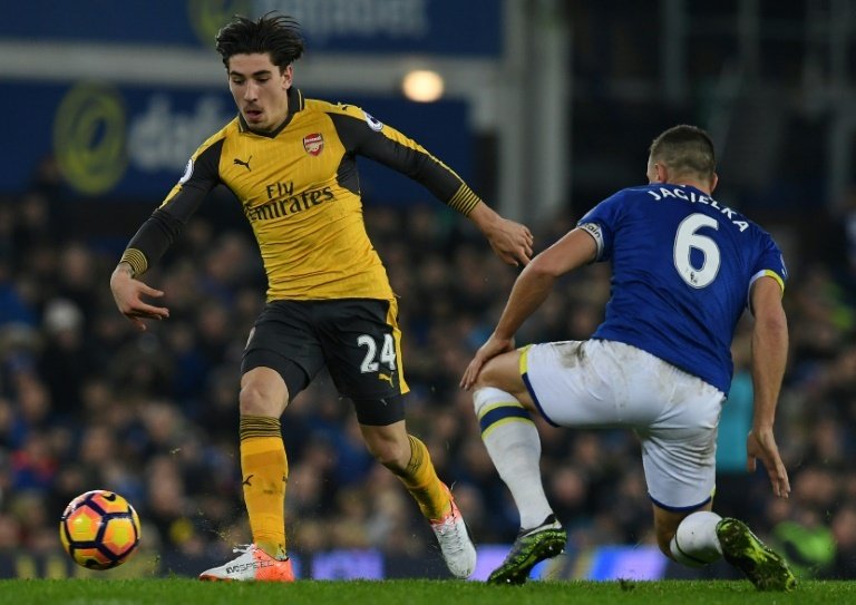 Arsenals Hector Bellerin (L) fights for the ball with Evertons Phil Jagielka during their English Premier League match, at Goodison Park in Liverpool, on December 13, 2016