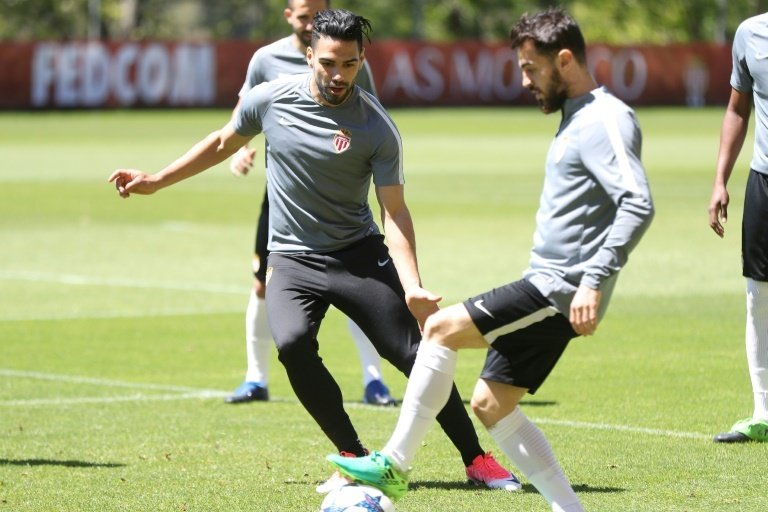 Monacos forward Radamel Falcao (L) attends a training session on May 8, 2017