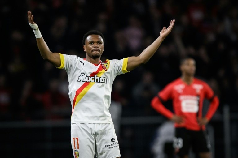 Lens move second in Ligue 1 after beating Rennes