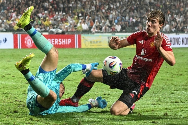 Fernandes starts as Man United fight back to win in Hong Kong