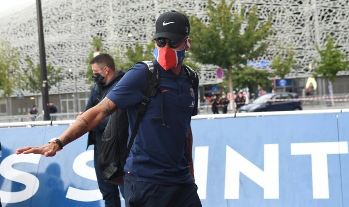 Paris police ban fan gatherings to greet PSG players