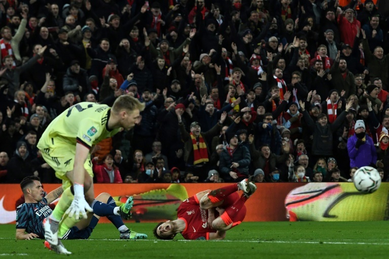ï»¿Toothless Liverpool held by 10 man Arsenal in Carabao Cup semi first leg
