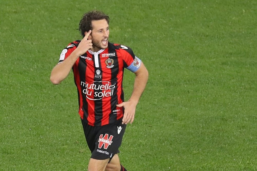 Nices French defender and captain Paul Baysse celebrates after scoring a against Lyon on October 14, 2016