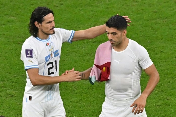 Suarez and Cavani muted at World Cup but Uruguay coach under fire